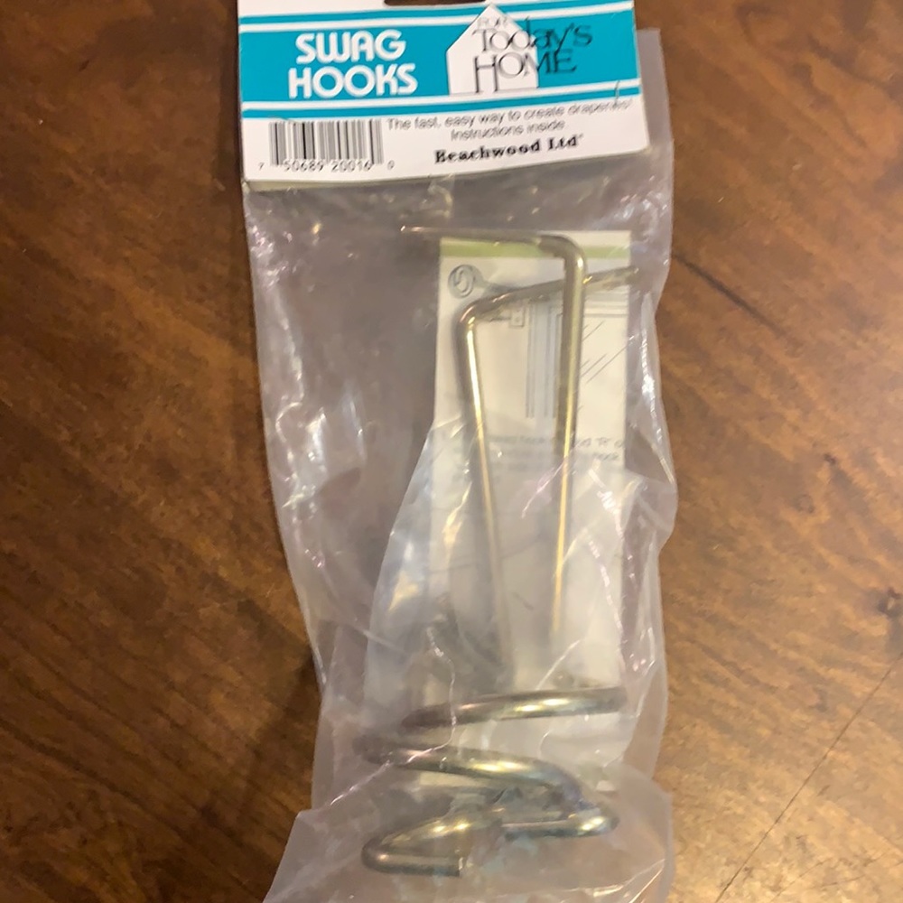 Set of two swag hooks brass colored